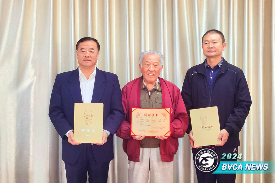 首屆校友回校贈書1_副本